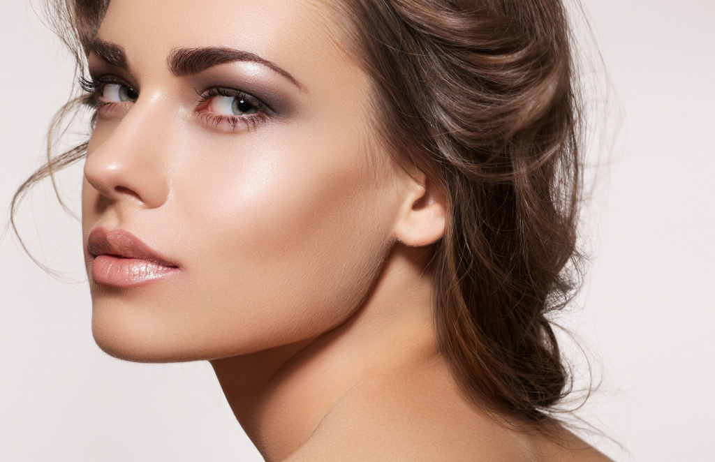 Closeup_Glance_Face_Makeup_Beautiful_Nose_530129_6491x4200.jpg