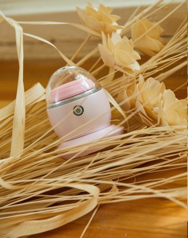 Электрическая очищающая массажная щеточка в розовом цвете с 2 насадками LoliDream 4